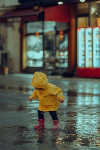 kind im regen
