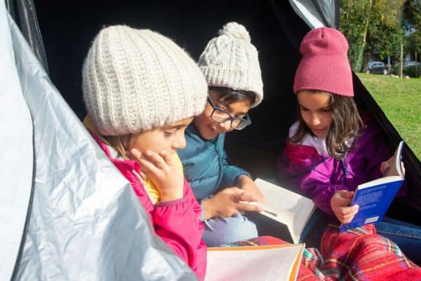 kinder im zelt