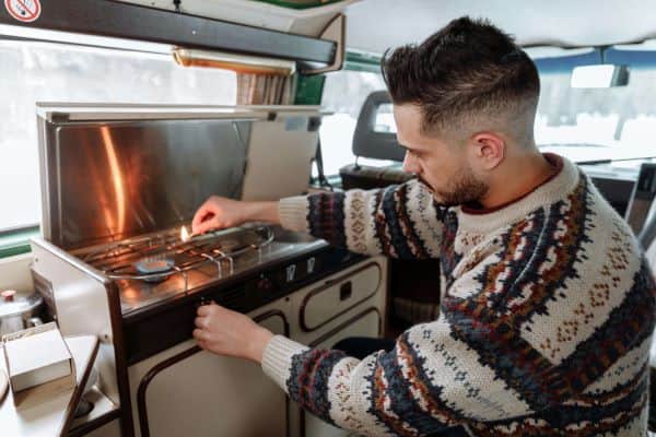 Kochen beim Camping im Wohnmobil