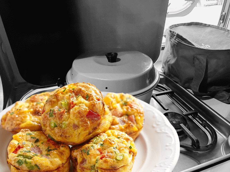 herzhafte Muffins aus dem OMnia Campingbackofen